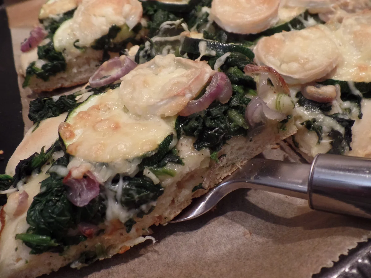 Spinat-Zucchini-Pizza mit Ziegenkäse - Rezept - Bild Nr. 13212