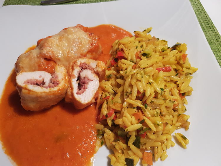 Putenröllchen gratiniert, in Paprikasoße mit bunten Risoni - Rezept ...