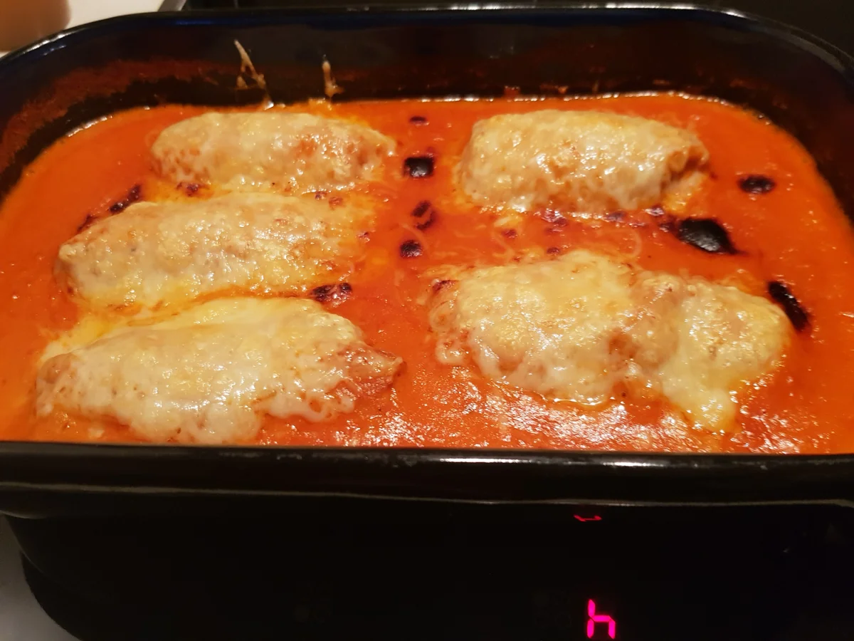 Putenröllchen gratiniert, in Paprikasoße mit bunten Risoni - Rezept - Bild Nr. 13208