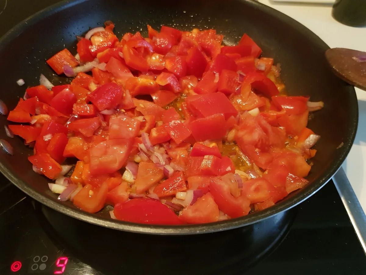 Putenröllchen gratiniert, in Paprikasoße mit bunten Risoni - Rezept - Bild Nr. 13211