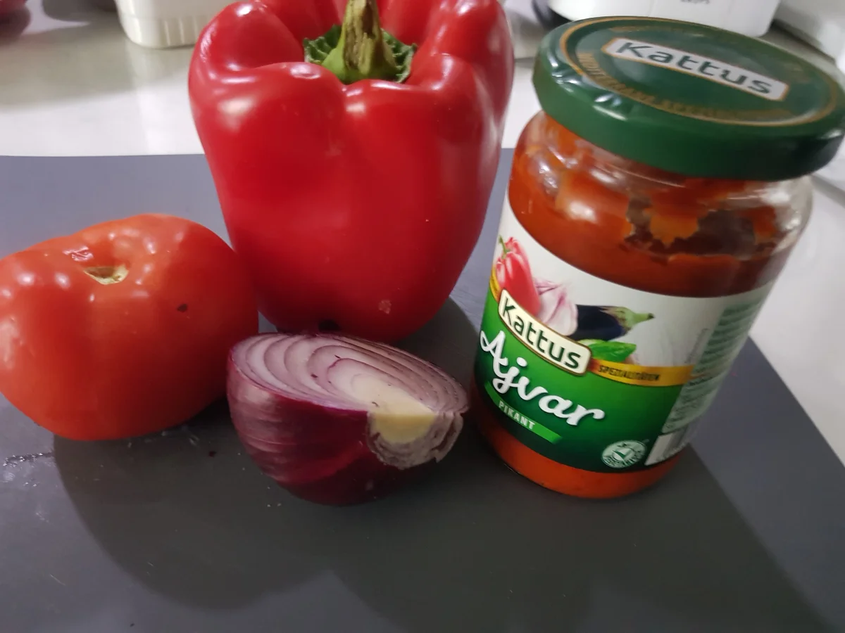 Putenröllchen gratiniert, in Paprikasoße mit bunten Risoni - Rezept - Bild Nr. 13213