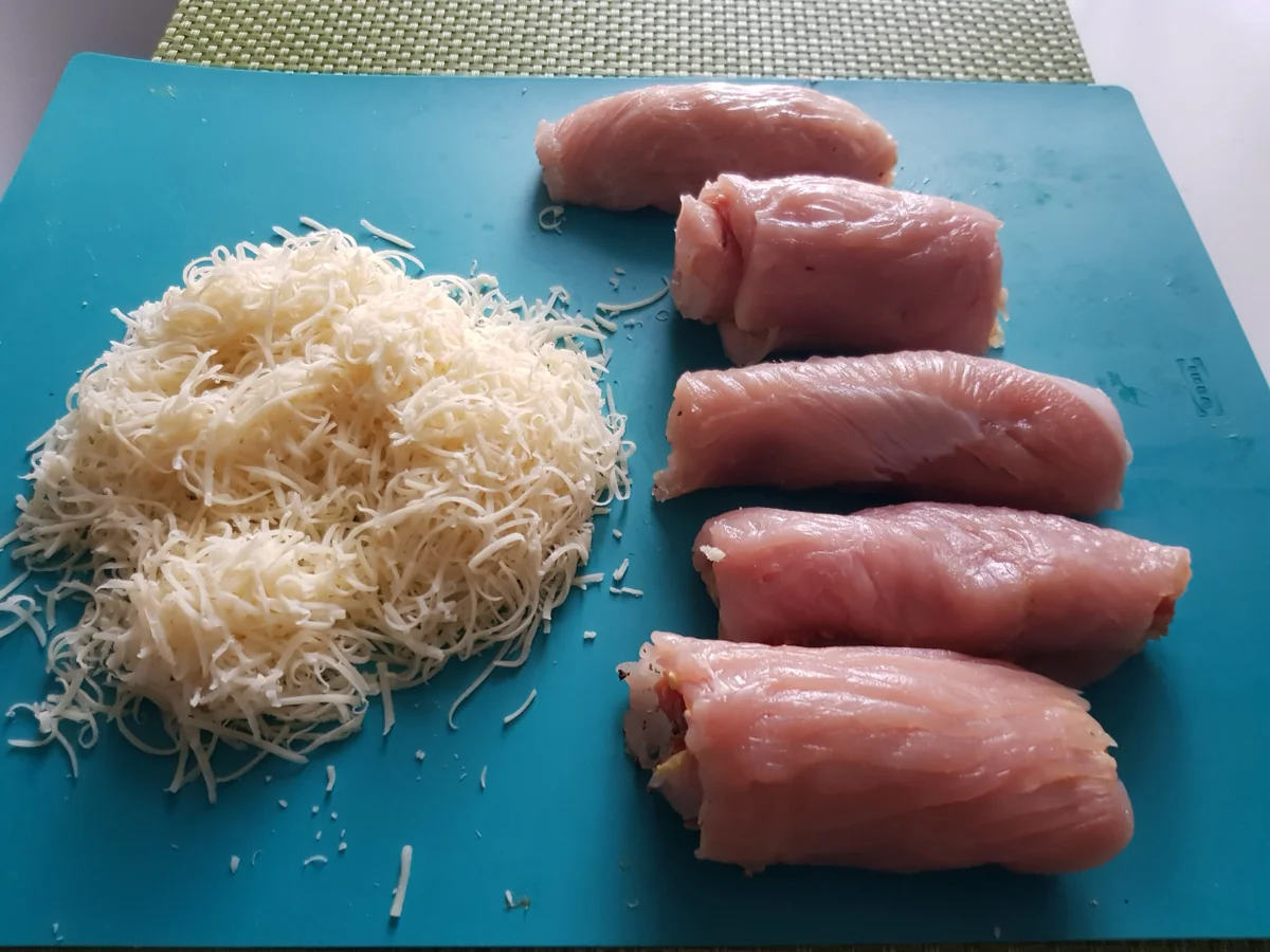 Putenröllchen gratiniert, in Paprikasoße mit bunten Risoni - Rezept - Bild Nr. 13214