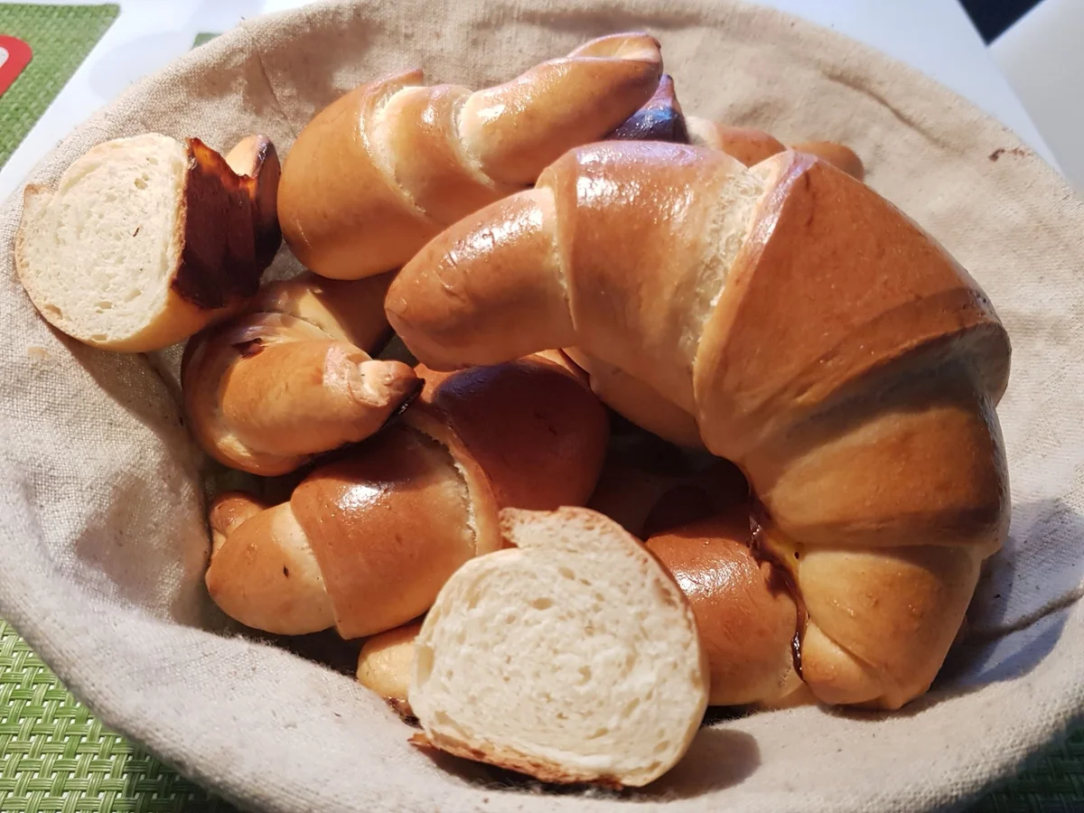 Rezept: Hefe-Milch-Hörnchen Bild Nr. 2 Hefe-Milch-Hörnchen - Rezept - Bild Nr. 2