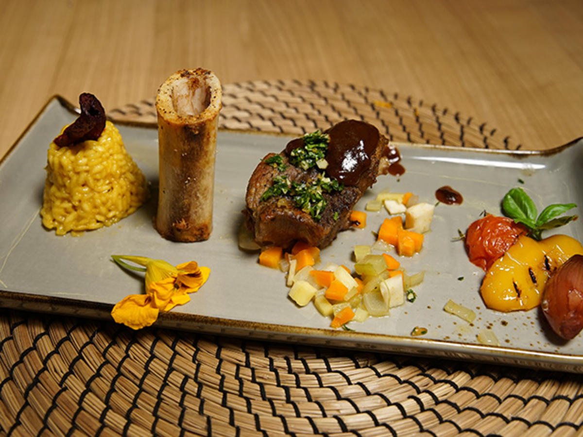 Ossobuco mit marktfrischer Gremolata an Mailänder Safranreis und Gemüse ...