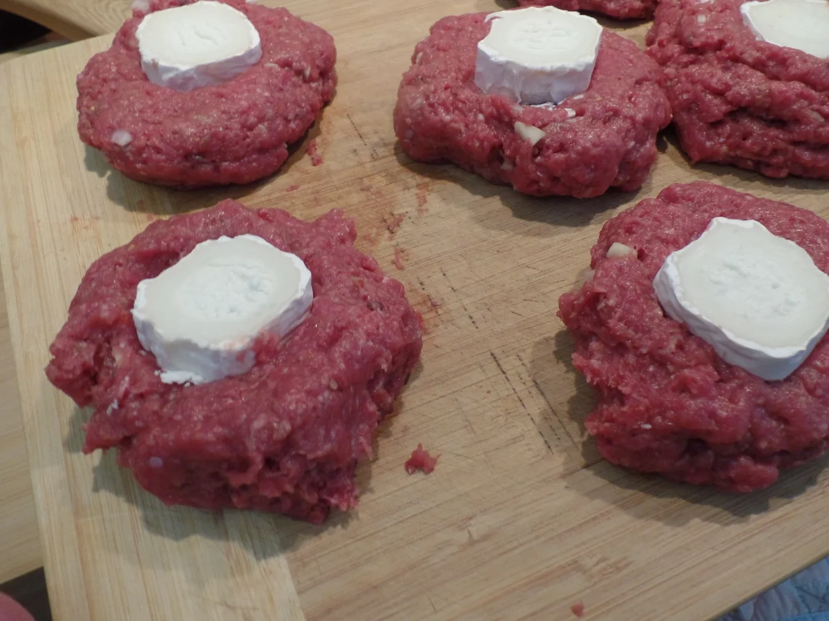 Frikadellen mit Ziegenkäse gefüllt - Rezept - Bild Nr. 13260