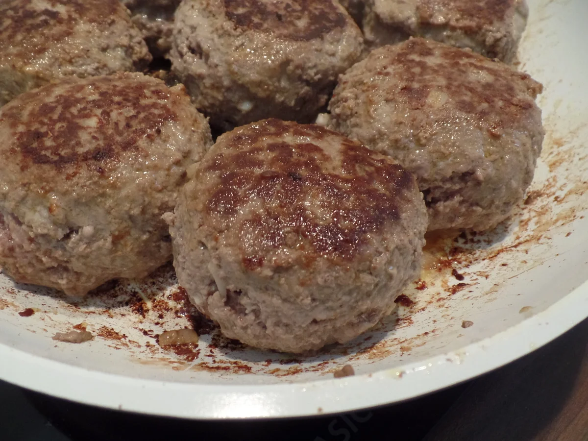 Frikadellen mit Ziegenkäse gefüllt - Rezept - Bild Nr. 13263