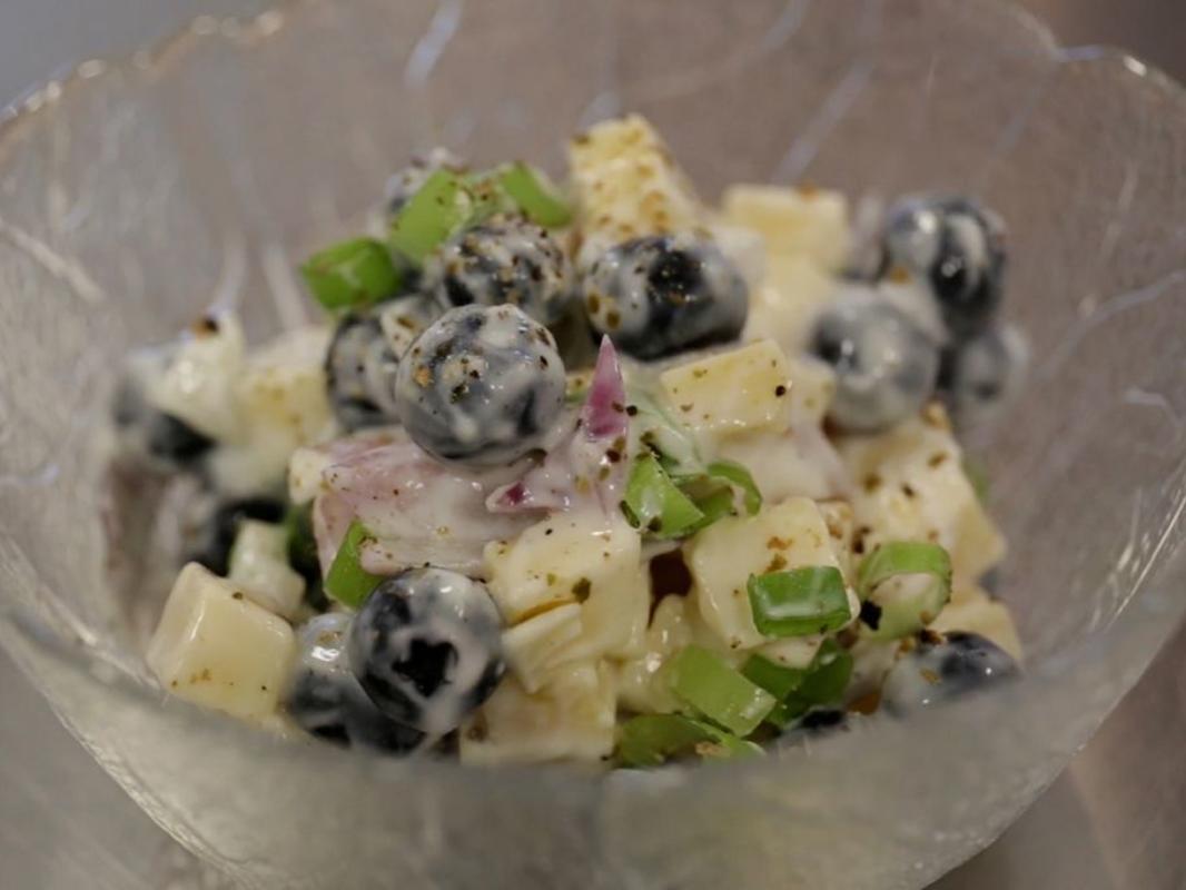 Käse-Blaubeer-Salat - Rezept mit Bild