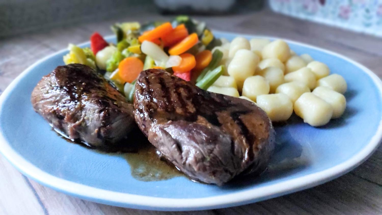 Steaks mit Tiefkühl - Gemüse - Rezept - kochbar.de