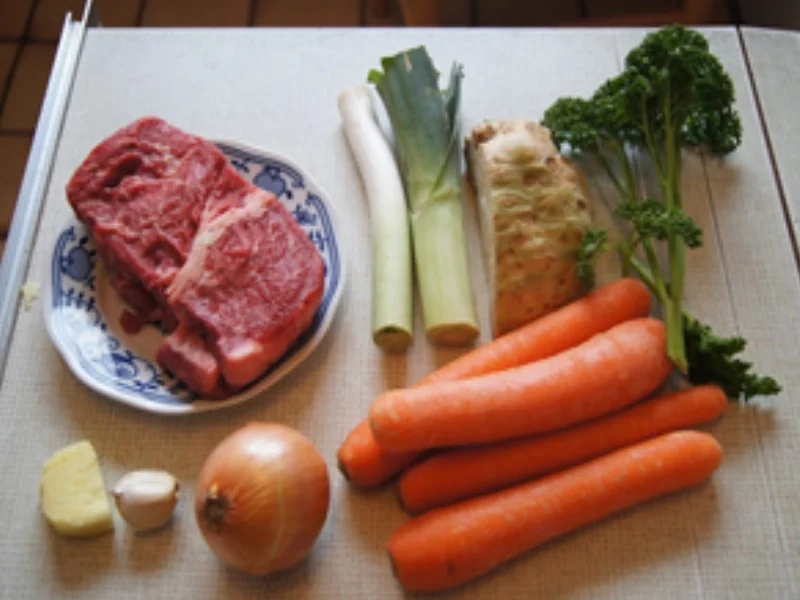 Rindfleischsuppe mit Möhrenblüten - Rezept - Bild Nr. 3