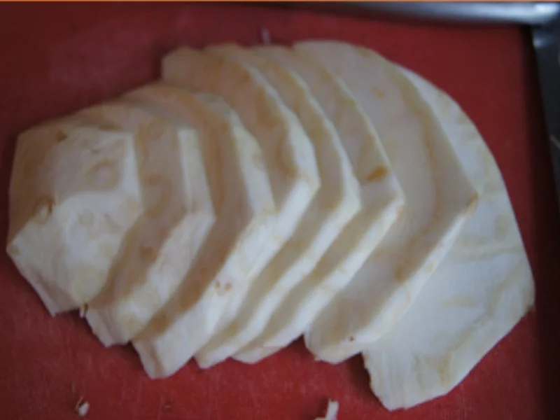 Rindfleischsuppe mit Möhrenblüten - Rezept - Bild Nr. 5