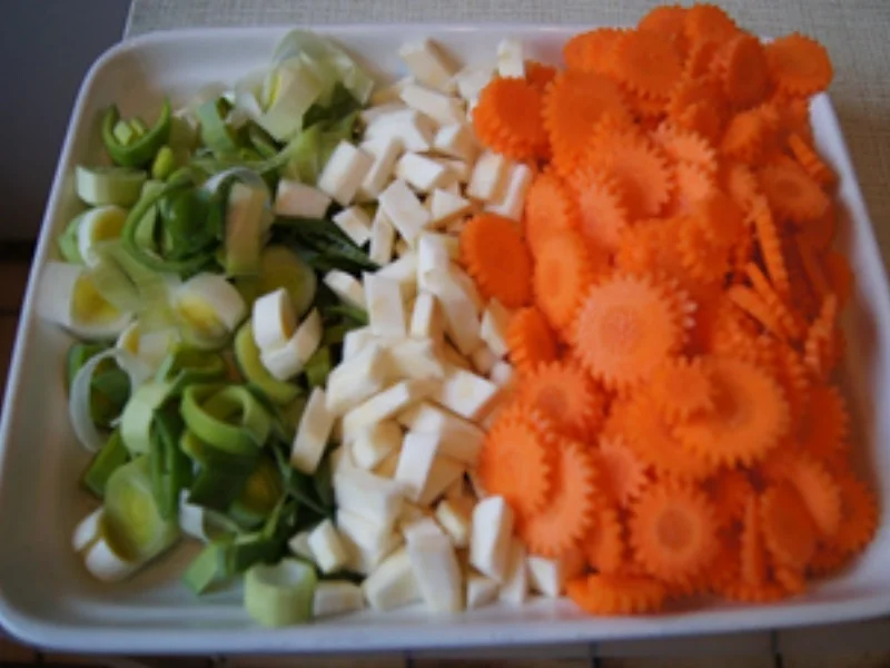 Rindfleischsuppe mit Möhrenblüten - Rezept - Bild Nr. 11