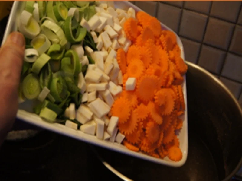 Rindfleischsuppe mit Möhrenblüten - Rezept - Bild Nr. 15