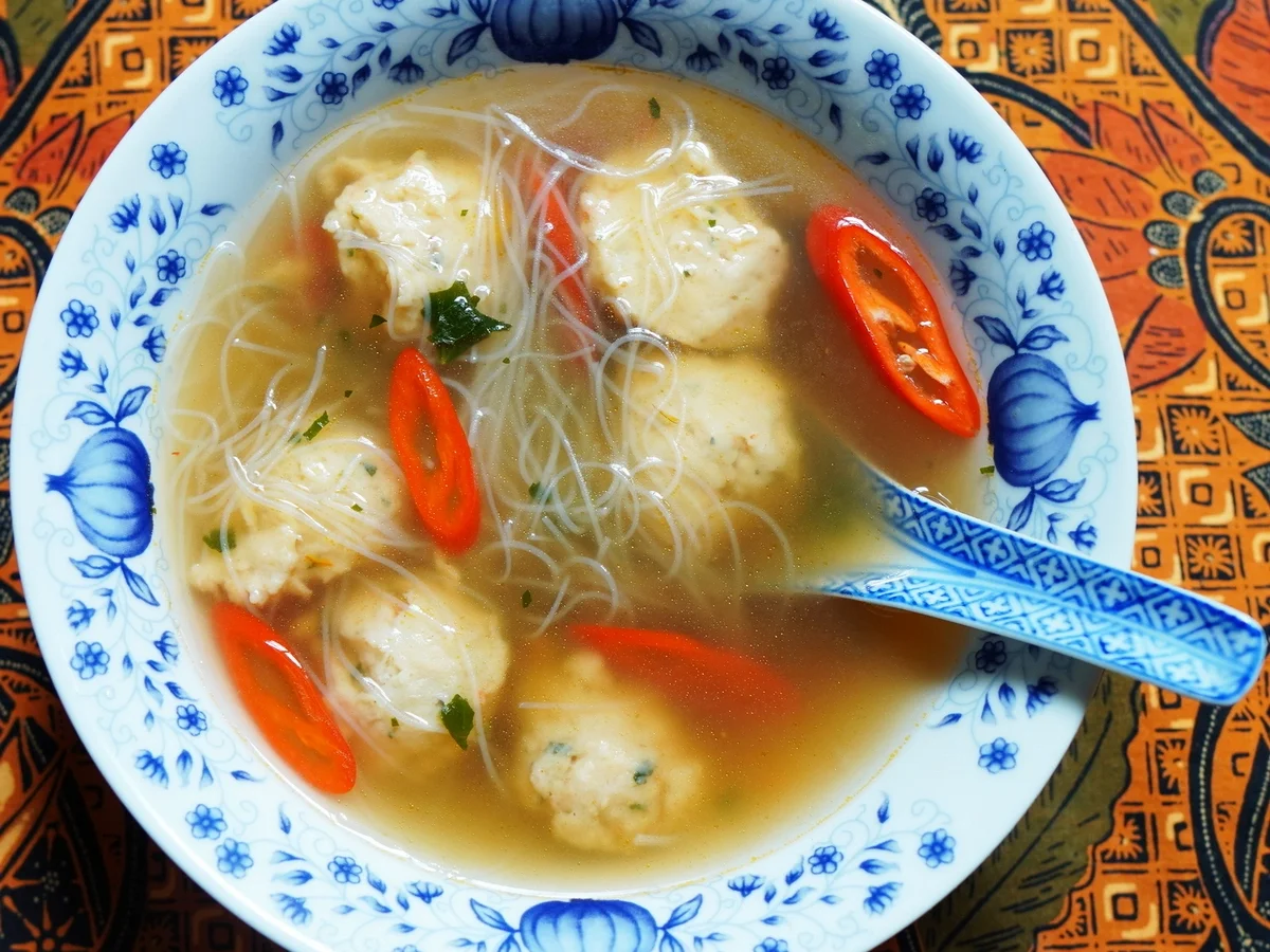 Klare Glasnudelsuppe mit Garnelenbällchen - Rezept - Bild Nr. 2