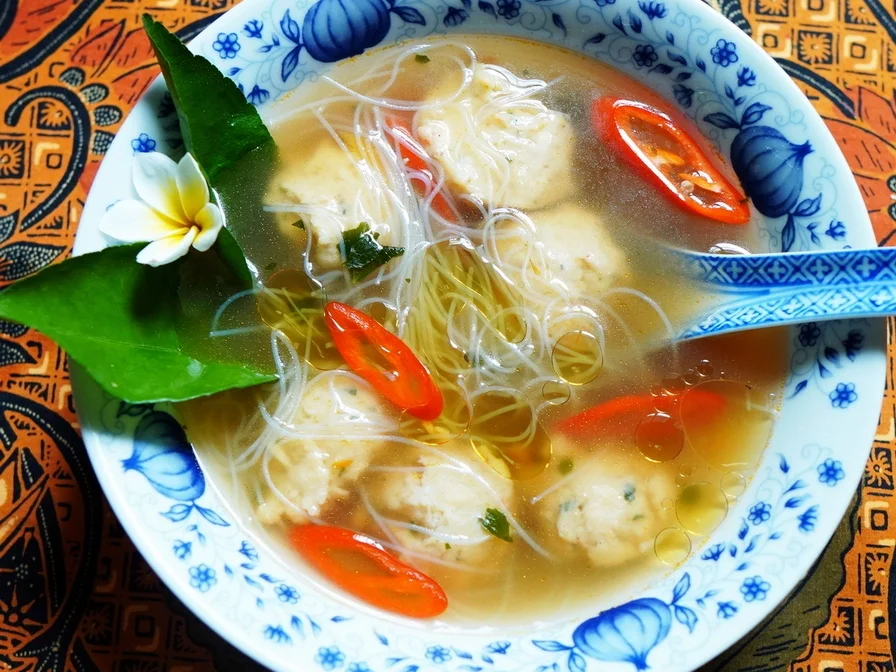 Klare Glasnudelsuppe mit Garnelenbällchen - Rezept - Bild Nr. 3