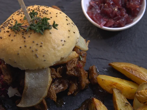 Festlicher Burger, Rotkohlsalat mit Walnüssen und Cranberries - Rezept - Bild Nr. 2