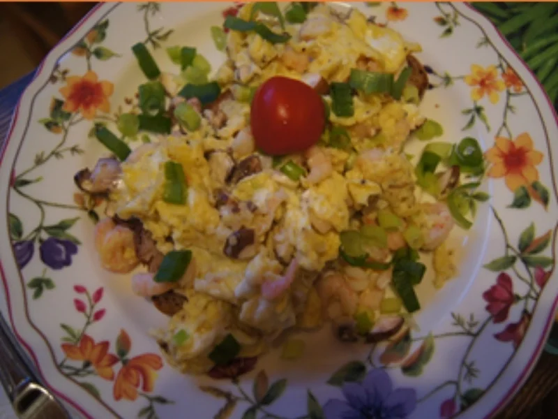 Rührei mit Eismeergarnelen auf Bauernbutterbrot - Rezept - Bild Nr. 2