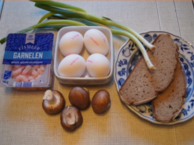 Rührei mit Eismeergarnelen auf Bauernbutterbrot - Rezept - Bild Nr. 4