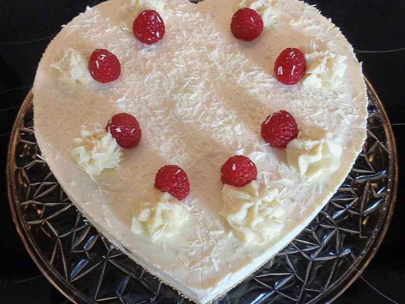 Rezept: Himbeer - Käsesahne - Torte mit weißer Schokolade Bild Nr. 21 Himbeer - Käsesahne - Torte mit weißer Schokolade - Rezept - Bild Nr. 21