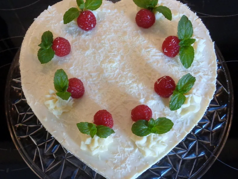 Rezept: Himbeer - Käsesahne - Torte mit weißer Schokolade Bild Nr. 22 Himbeer - Käsesahne - Torte mit weißer Schokolade - Rezept - Bild Nr. 22