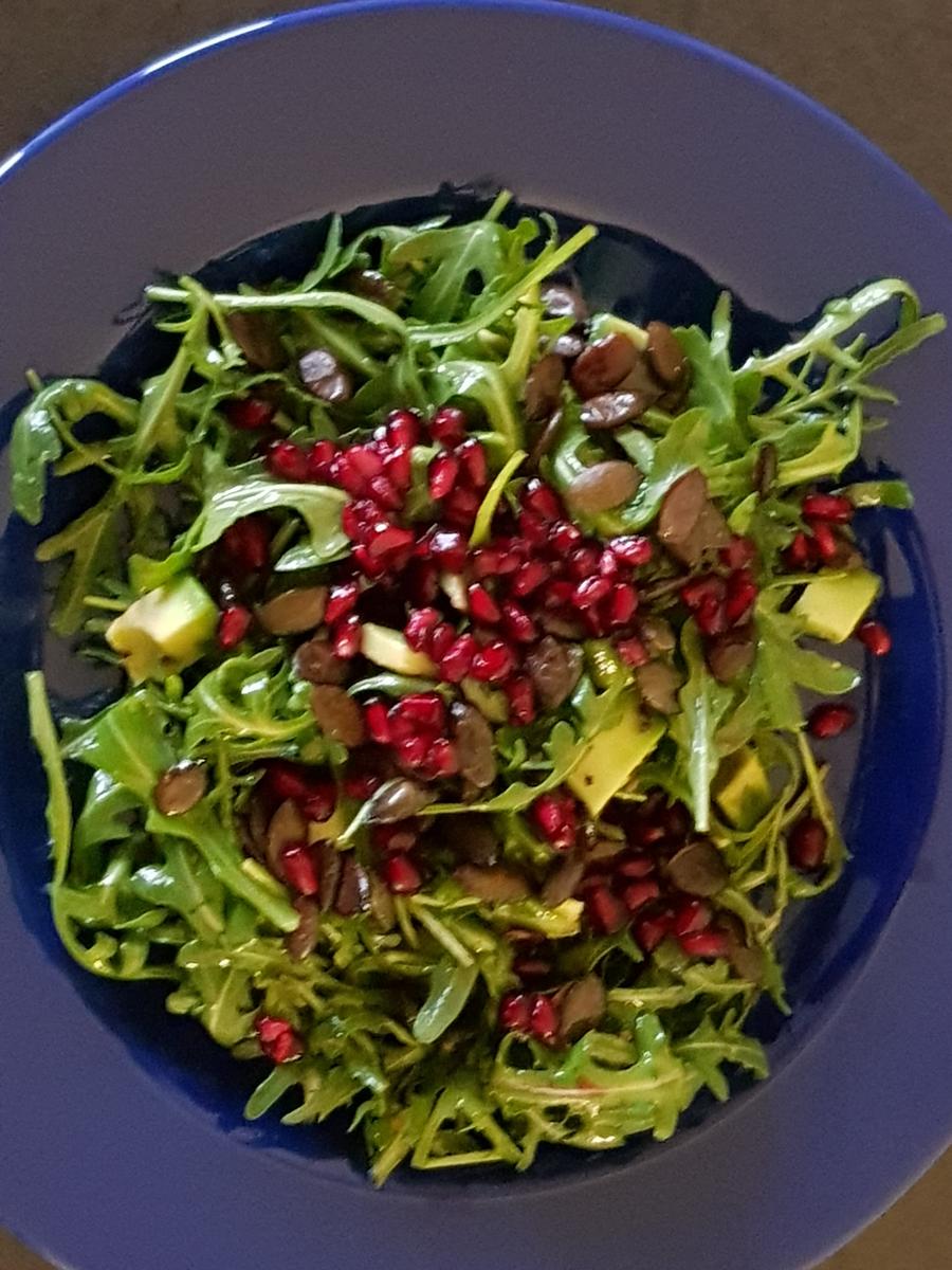 Rucola-Avocado Salat mit Kürbis- und Granatapfelkernen - Rezept - Bild Nr. 2