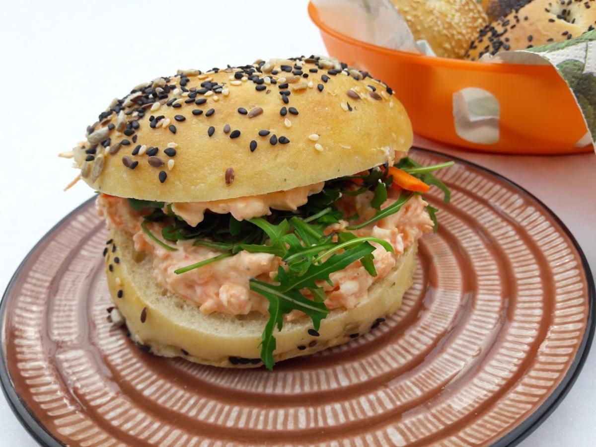 Bagel mit Karotten-Frischkäse und Rucola gefüllt zur kochbar Challenge Februar 2021 - Rezept - Bild Nr. 3