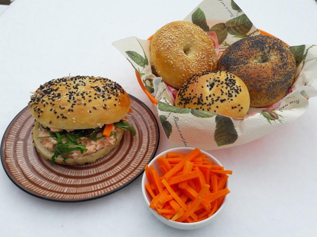 Bagel mit Karotten-Frischkäse und Rucola gefüllt zur kochbar Challenge Februar 2021 - Rezept - Bild Nr. 4