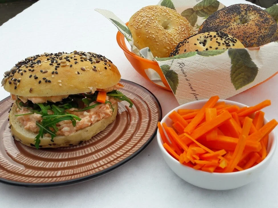 Bagel mit Karotten-Frischkäse und Rucola gefüllt zur kochbar Challenge Februar 2021 - Rezept - Bild Nr. 23