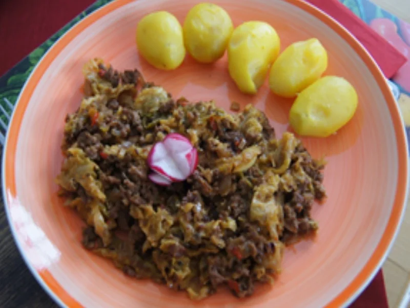 Herzhafte Wirsingpfanne mit Baby-Pellkartoffeln - Rezept - Bild Nr. 2