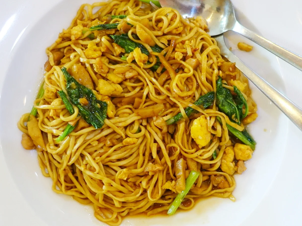 Rezept: Würzig-gebratene Nudeln mit Ei und Erdnüssen ala "Taman Grija" Bild Nr. 2 Würzig-gebratene Nudeln mit Ei und Erdnüssen ala "Taman Grija" - Rezept - Bild Nr. 2