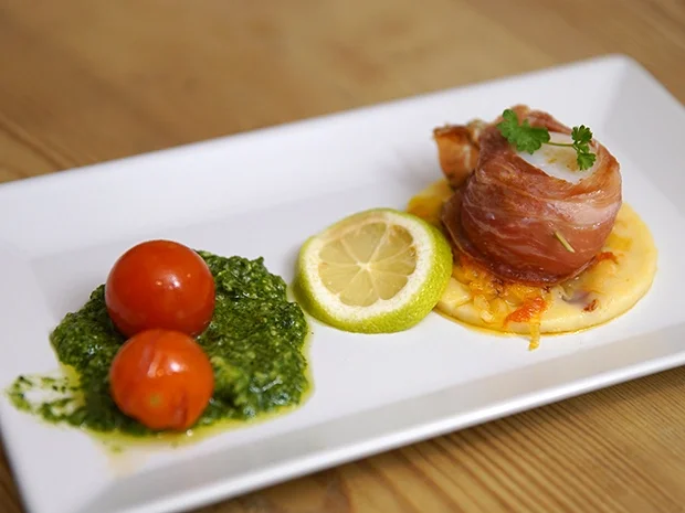 Rezept: Jakobsmuschel im Serranomantel auf hessischem Speckpfanneküchlein Bild Nr. 2 Jakobsmuschel im Serranomantel auf hessischem Speckpfanneküchlein - Rezept - Bild Nr. 2