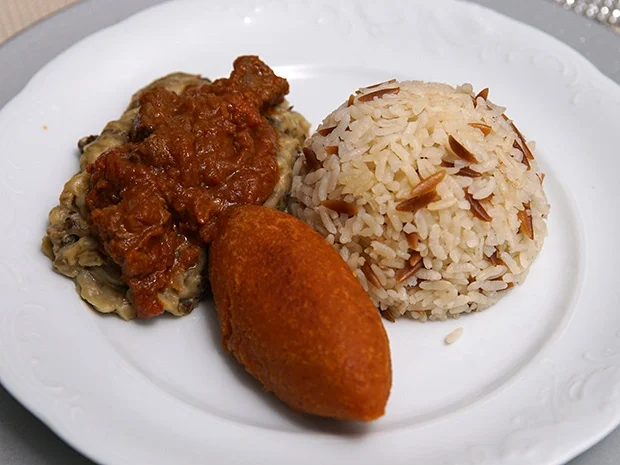 Rezept: Hünkar Begendi mit Pilav, dazu Icli Köfte und Göggi usulü renkli Salata Bild Nr. 2 Hünkar Begendi mit Pilav, dazu Icli Köfte und Göggi usulü renkli Salata - Rezept - Bild Nr. 2