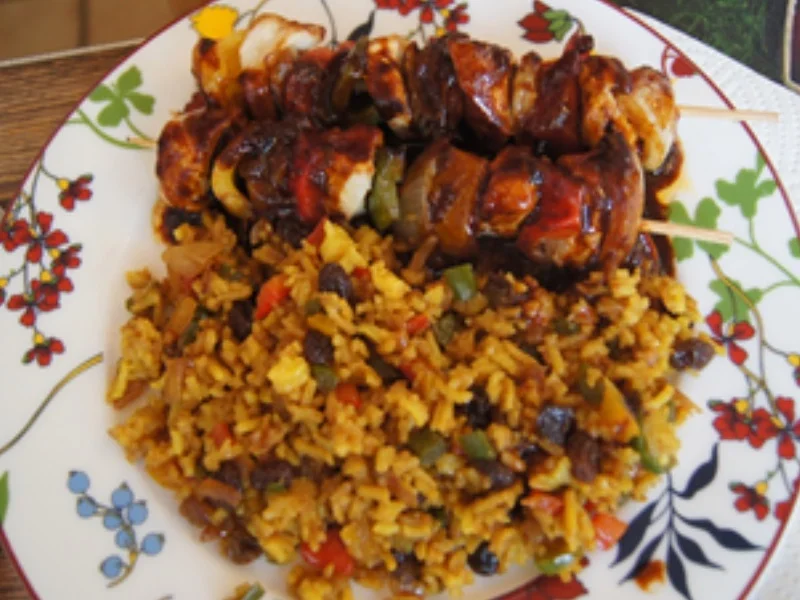 Hähnchenbrustfiletspieße mit pikanter Sauce und Paprika-Basmatireis - Rezept - Bild Nr. 2
