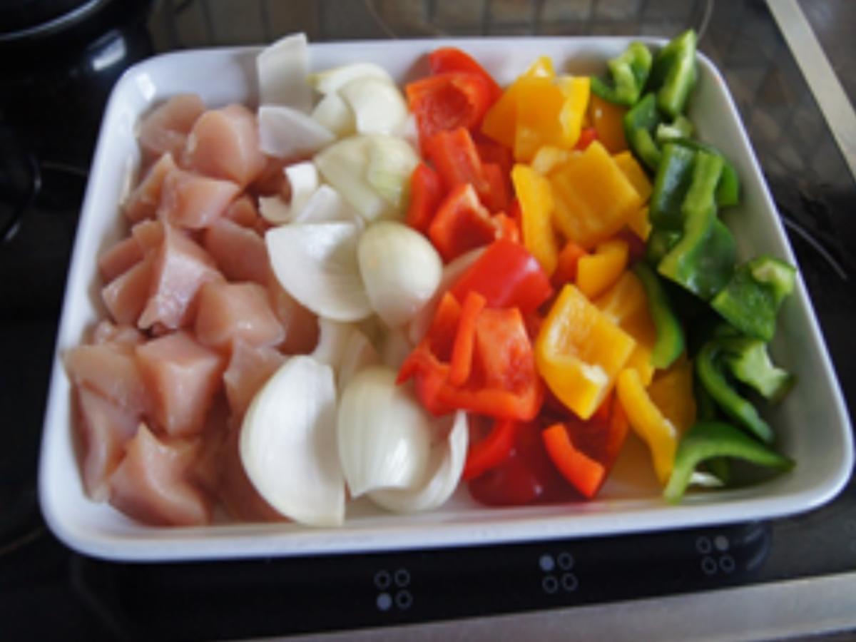 Hähnchenbrustfiletspieße mit pikanter Sauce und Paprika Basmatireis ...