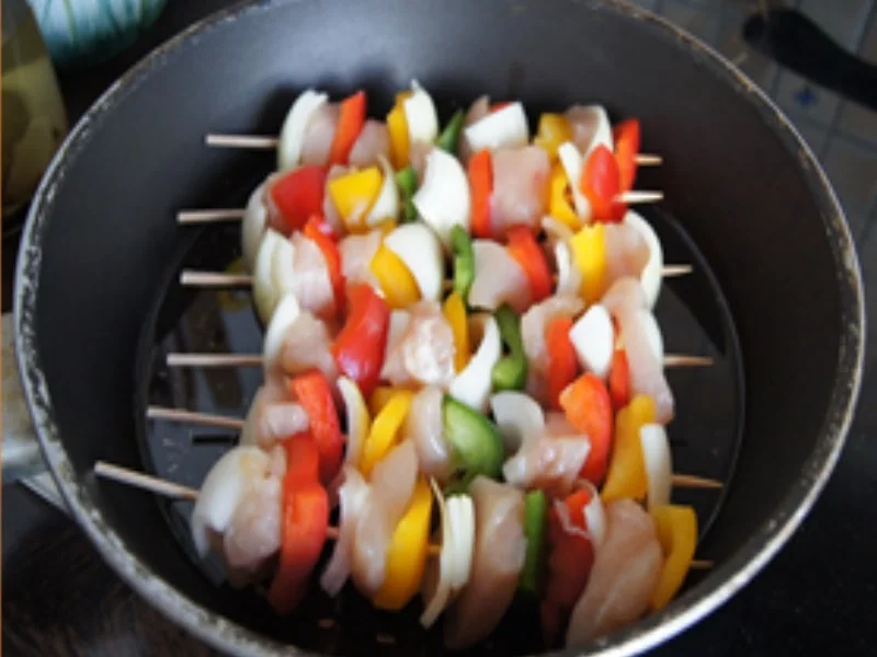 Hähnchenbrustfiletspieße mit pikanter Sauce und Paprika-Basmatireis - Rezept - Bild Nr. 7