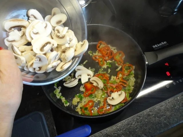 Fogosch mit Pußtasauce und Salzkartoffeln - Rezept - Bild Nr. 7