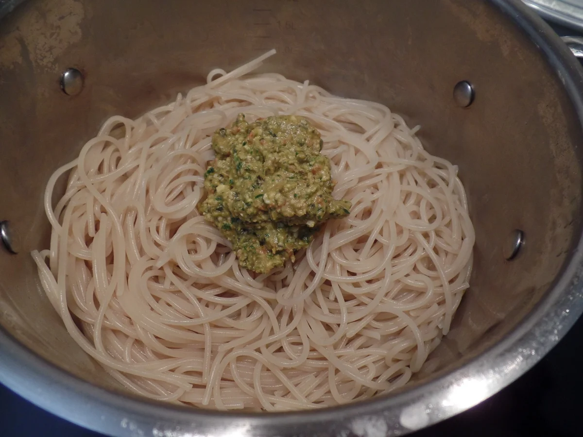 Pasta mit Tomaten-Kräuter-Pesto - Rezept - Bild Nr. 13527