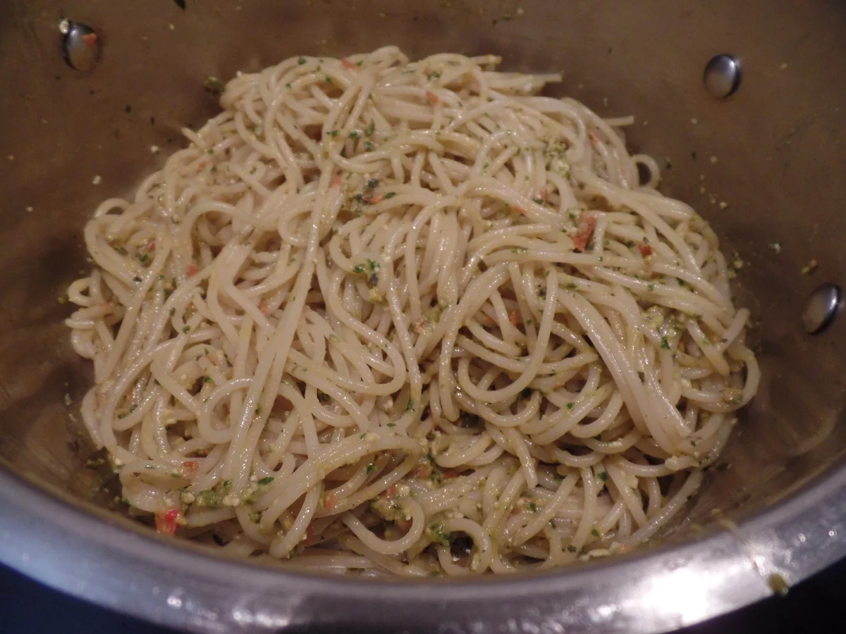 Pasta mit Tomaten-Kräuter-Pesto - Rezept - Bild Nr. 13528
