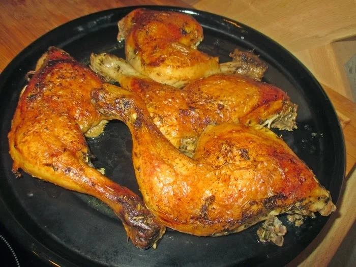 Würzige Hähnchenkeulen mit Rosenkohl und Sauce Hollandaise - Rezept - Bild Nr. 3