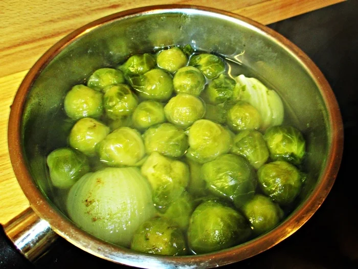 Würzige Hähnchenkeulen mit Rosenkohl und Sauce Hollandaise - Rezept - Bild Nr. 4