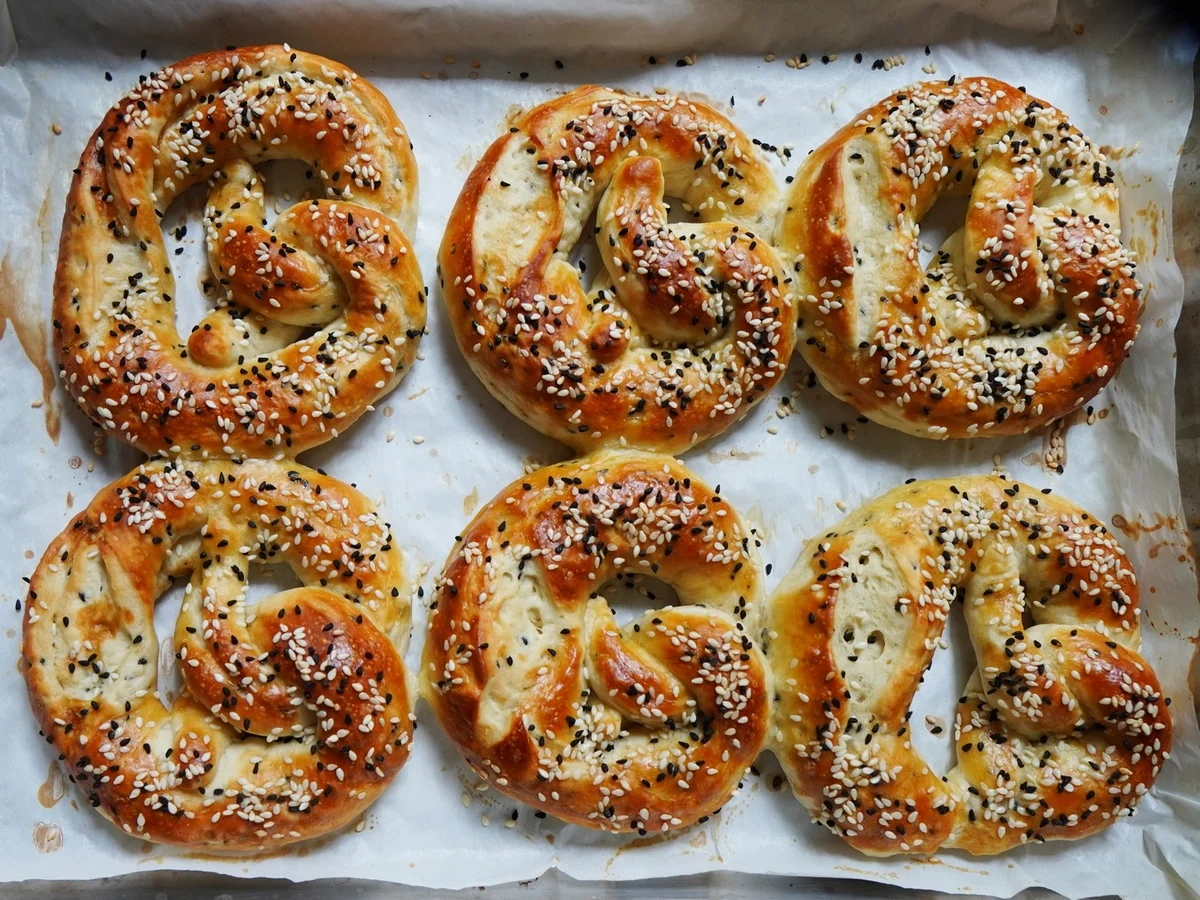 Laugenbrezeln mit Schwarzkümmel und Joghurt - Rezept - Bild Nr. 2