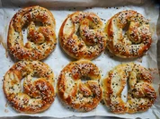 Laugenbrezeln mit Schwarzkümmel und Joghurt - Rezept - Bild Nr. 2