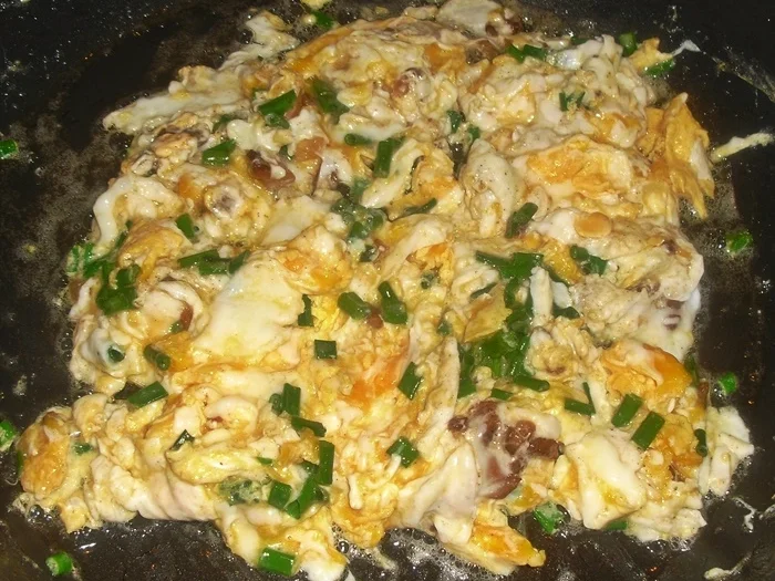 Kräuter-Rührei auf Spargel - Rezept - Bild Nr. 3