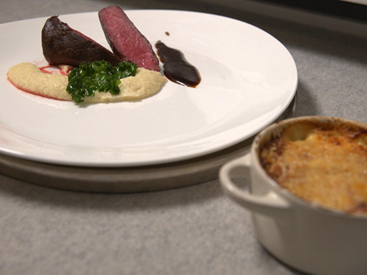 Rehrücken mit Sellerie, Kartoffelgratin, Portweinjus - Rezept - kochbar.de