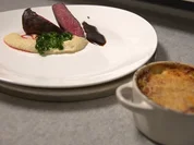 Rehrücken mit Sellerie, Kartoffelgratin, Portweinjus - Rezept - Bild Nr. 2