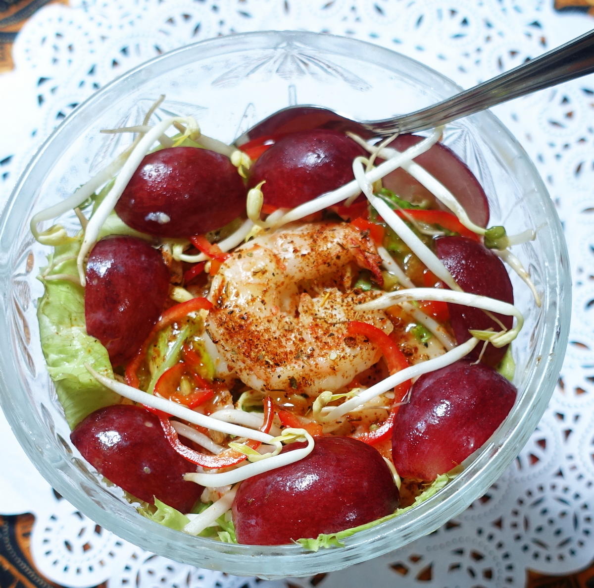 Blattsalat mit Shrimps und Früchten - Rezept - Bild Nr. 2