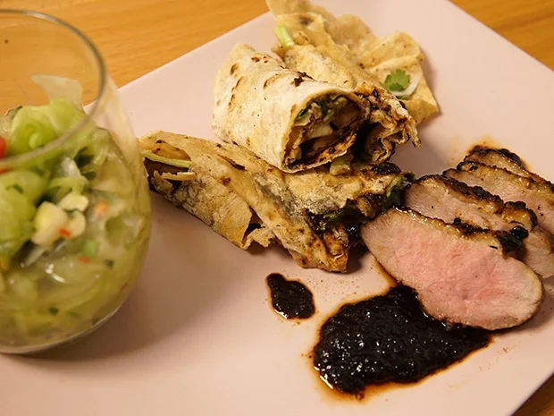 Rezept: Rosarote Ente „Peking Style“ liebt Gurkensalat Bild Nr. 2 Rosarote Ente „Peking Style“ liebt Gurkensalat - Rezept - Bild Nr. 2