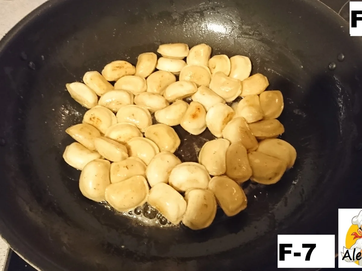 Pelmeni (russische Maultaschen) in Töpfen klassisch. - Rezept - Bild Nr. 13542