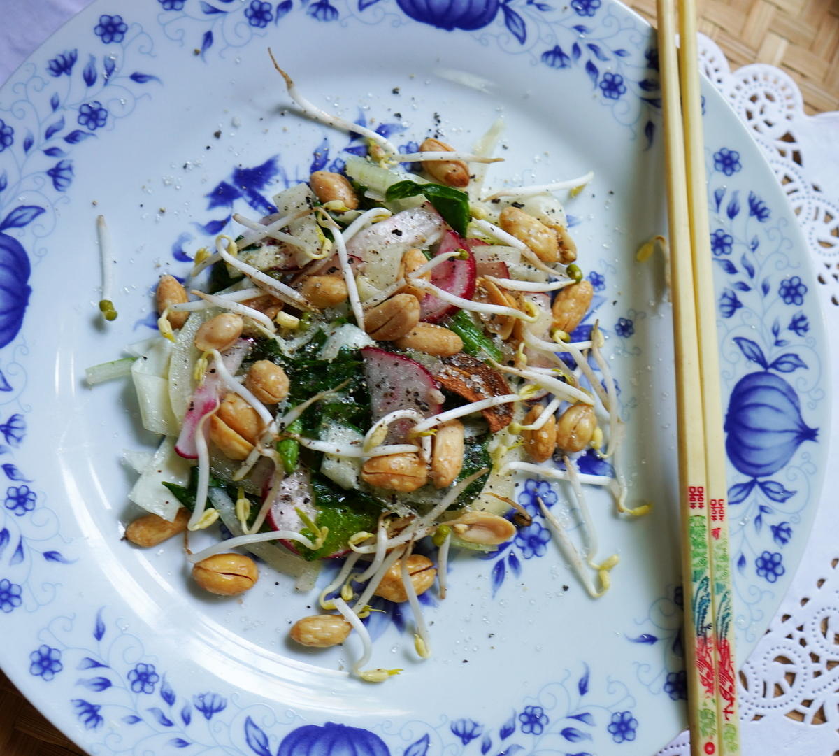 Thailändischer Kohlsalat mit Radieschen und Erdnüssen - Rezept - Bild Nr. 2