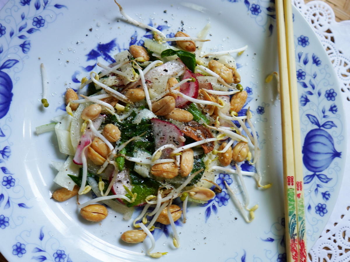 Thailändischer Kohlsalat mit Radieschen und Erdnüssen - Rezept - kochbar.de