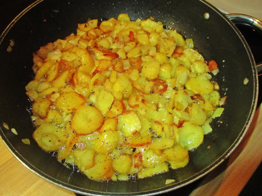 Frische Bratkartoffeln mit Spiegelei - Rezept - kochbar.de